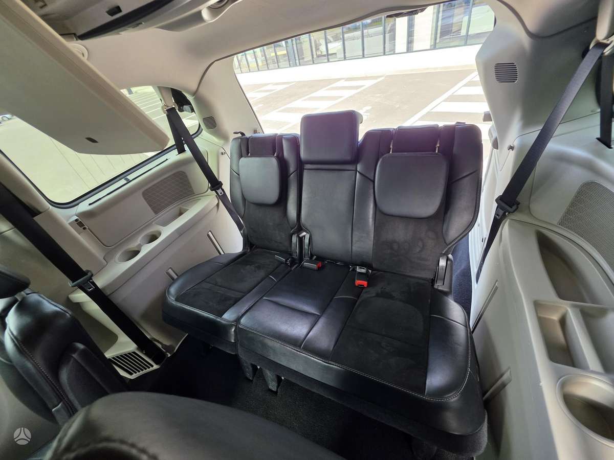 Lancia Voyager 2013 — photo 12