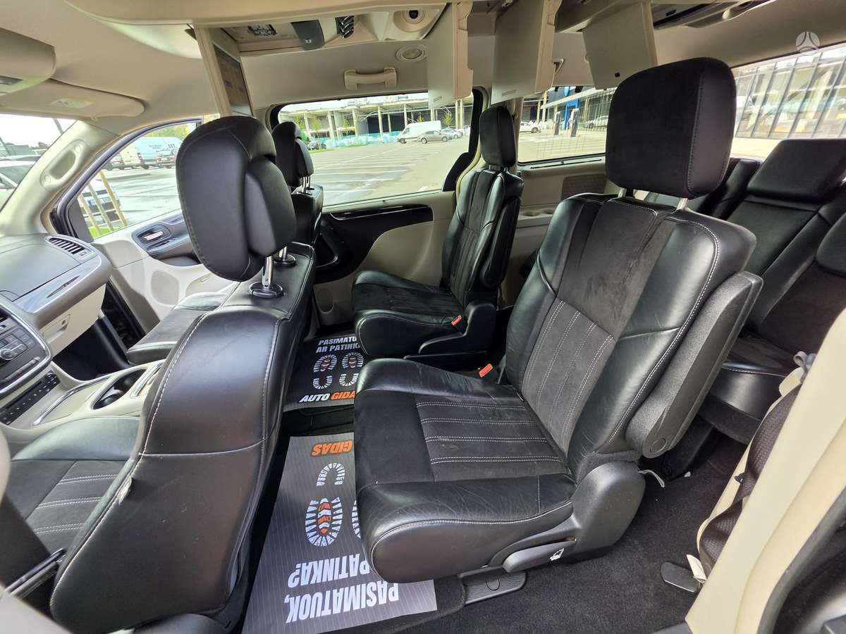 Lancia Voyager 2013 — photo 13