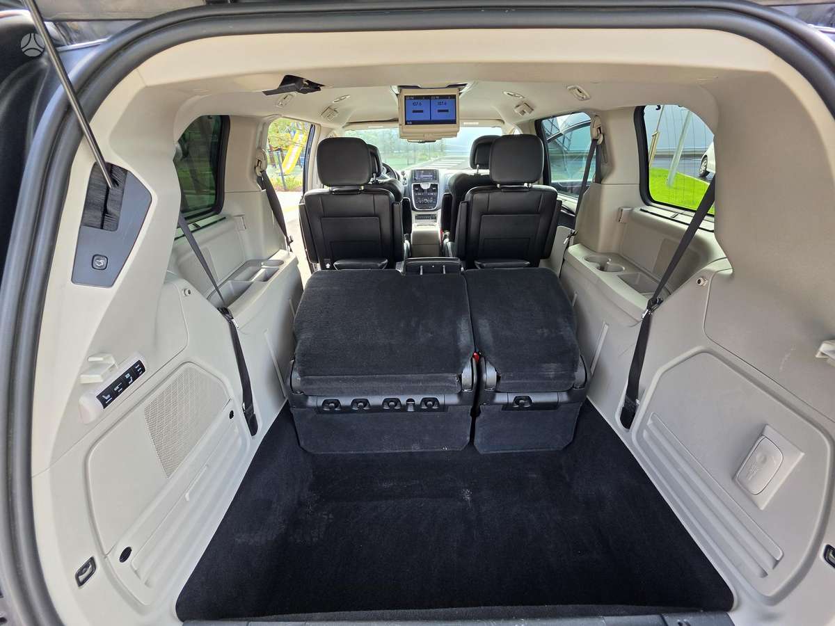 Lancia Voyager 2013 — photo 16