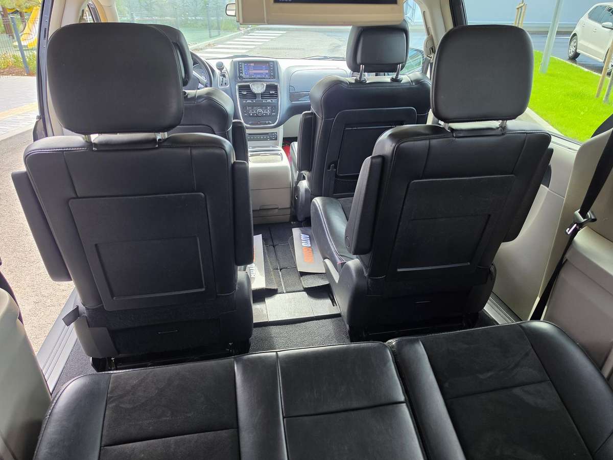 Lancia Voyager 2013 — photo 17