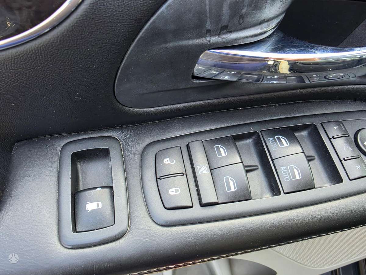 Lancia Voyager 2013 — photo 21