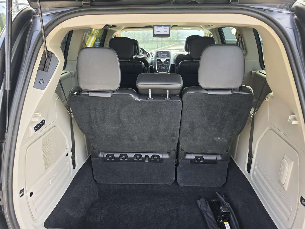 Lancia Voyager 2013 — photo 23