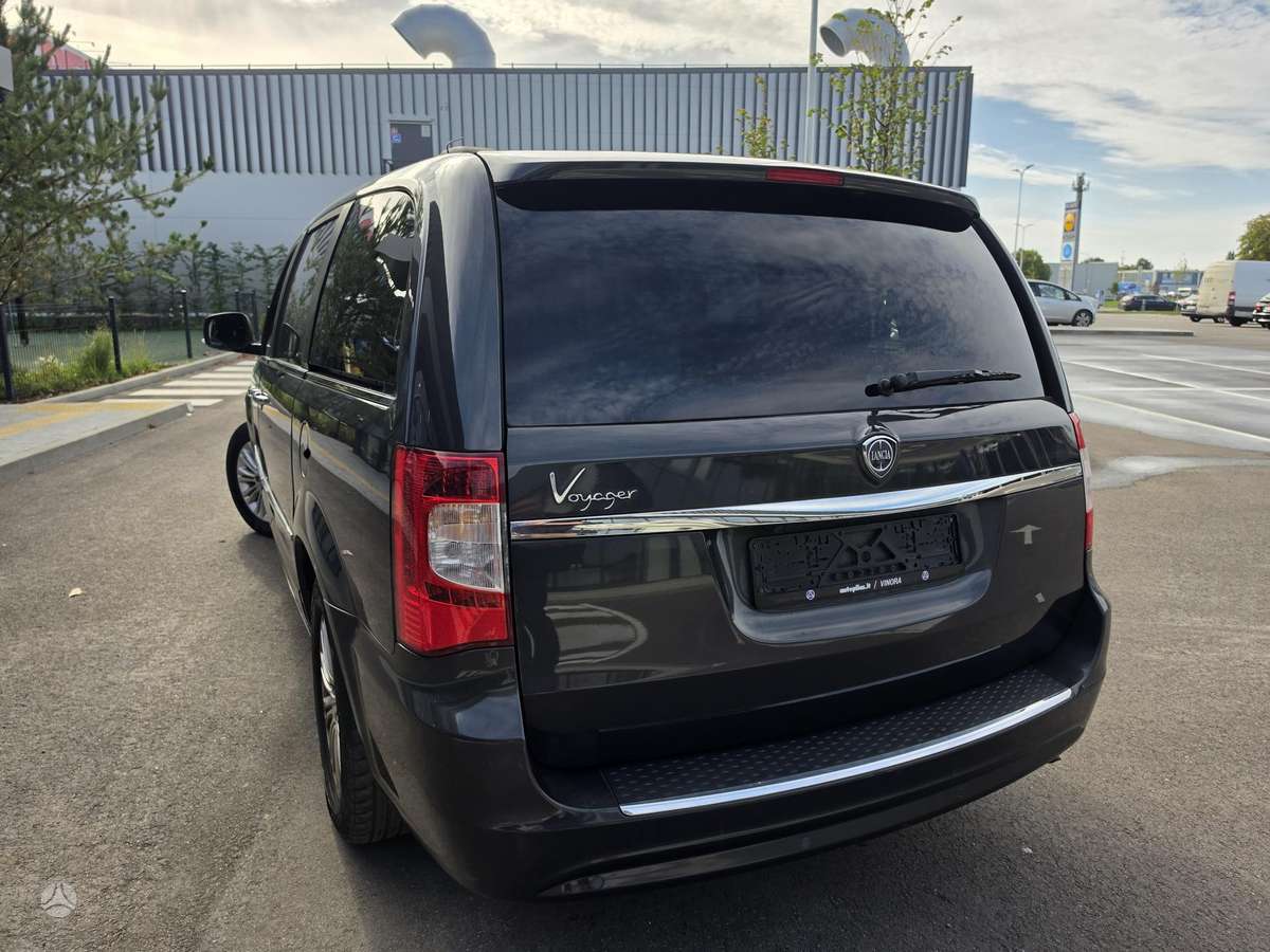 Lancia Voyager 2013 — photo 24