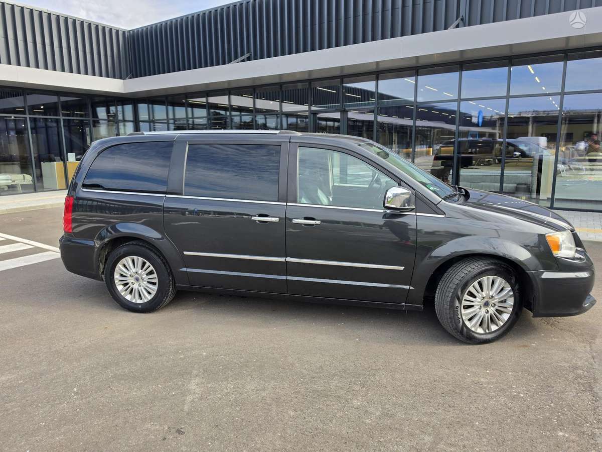 Lancia Voyager 2013 — photo 27