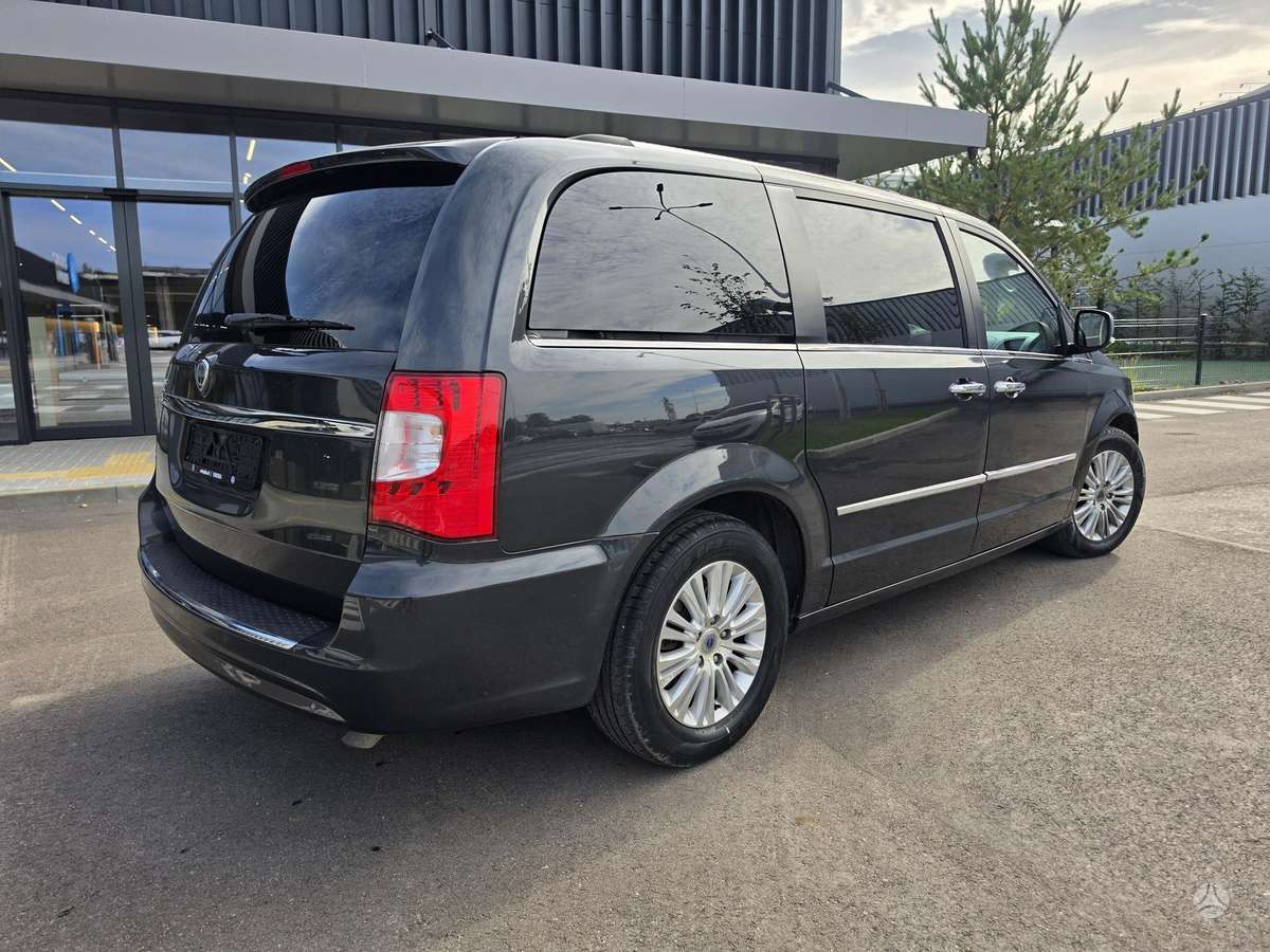 Lancia Voyager 2013 — photo 33