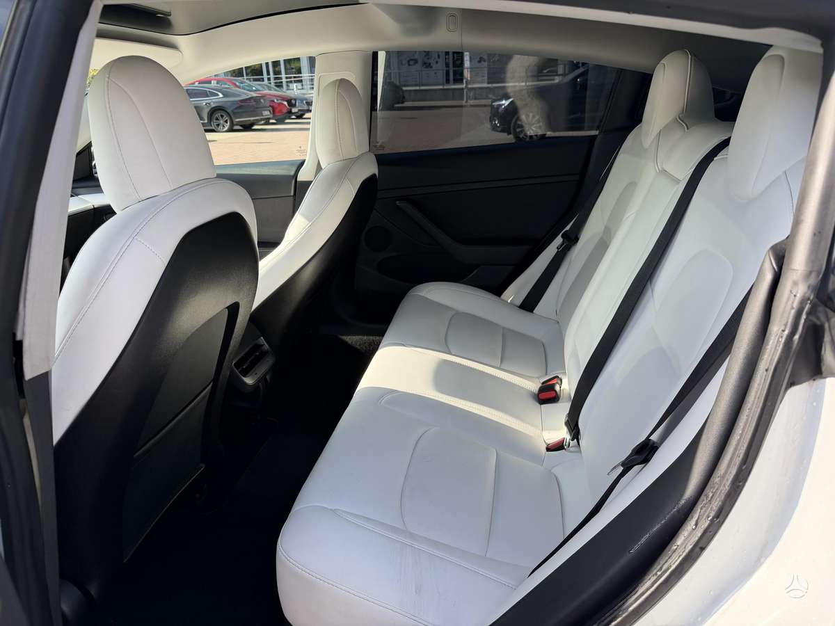 Tesla Model 3, sedanas