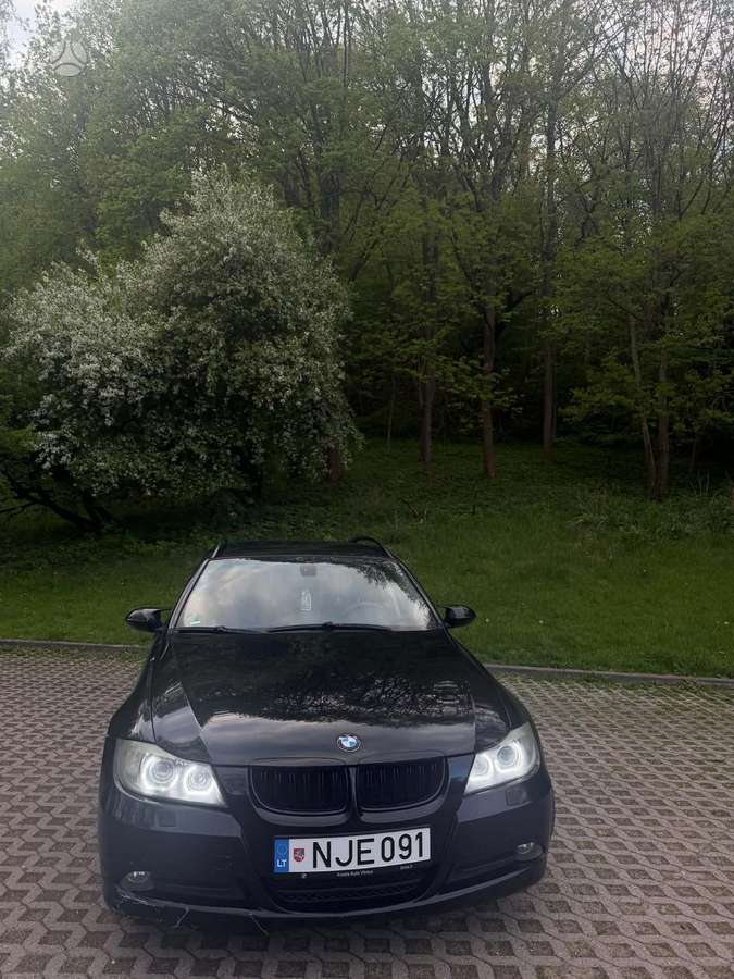 BMW 320, universalas