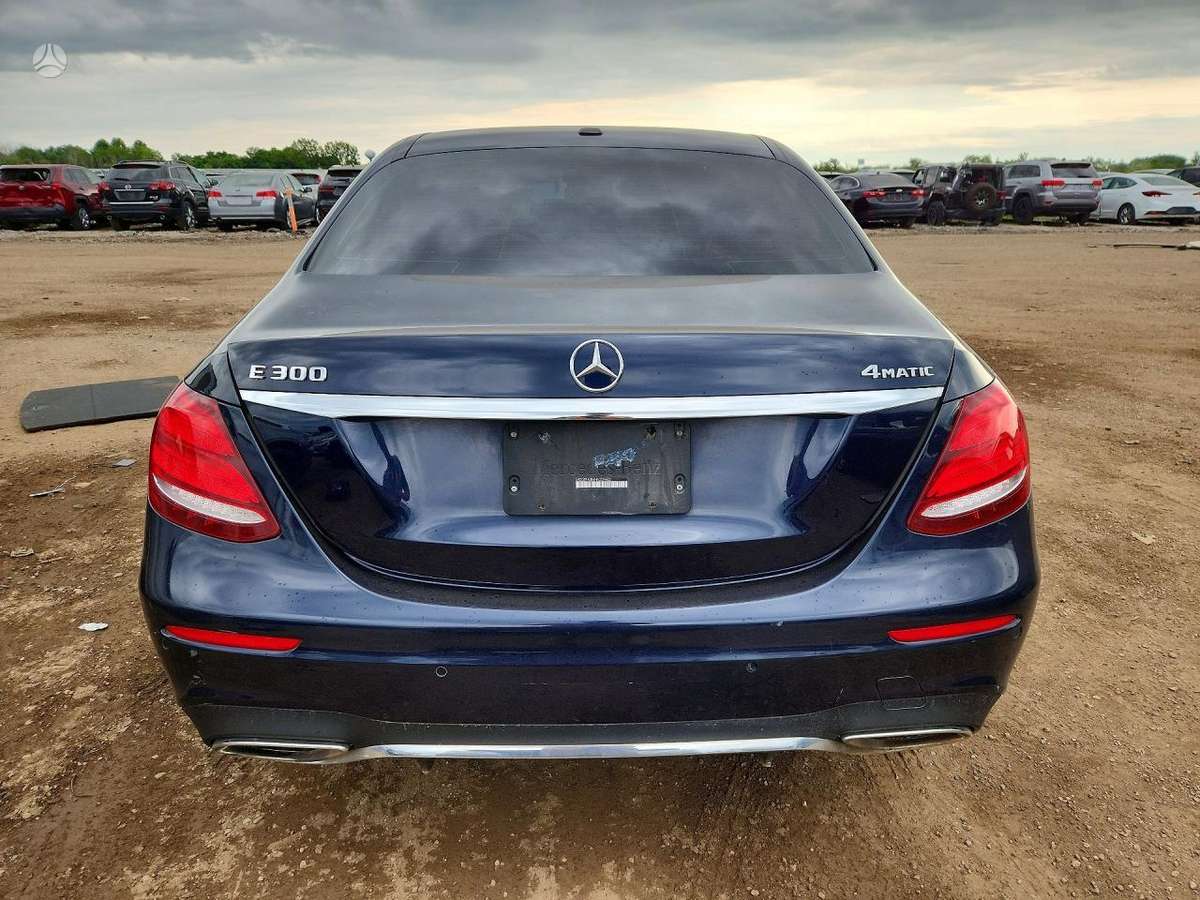 Mercedes-Benz E300, 2.0 l., Седан
