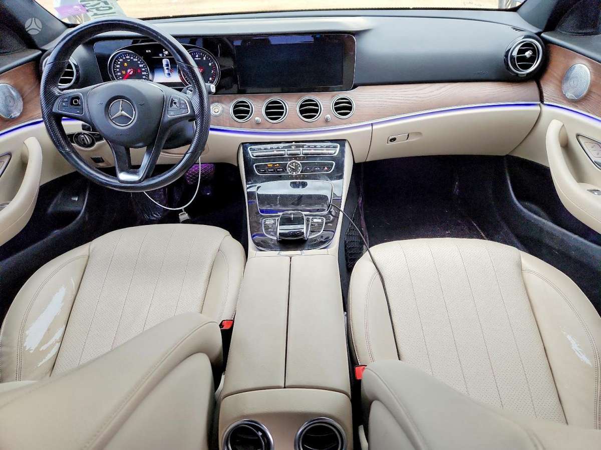 Mercedes-Benz E300, 2.0 l., Седан