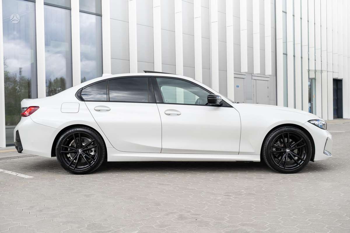 BMW 330, 2.0 l., Седан
