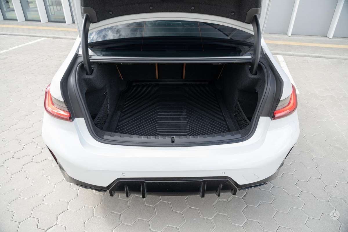 BMW 330, 2.0 l., Седан