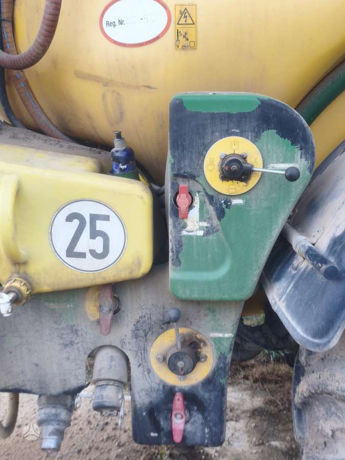 John Deere 840, разбрызгиватели