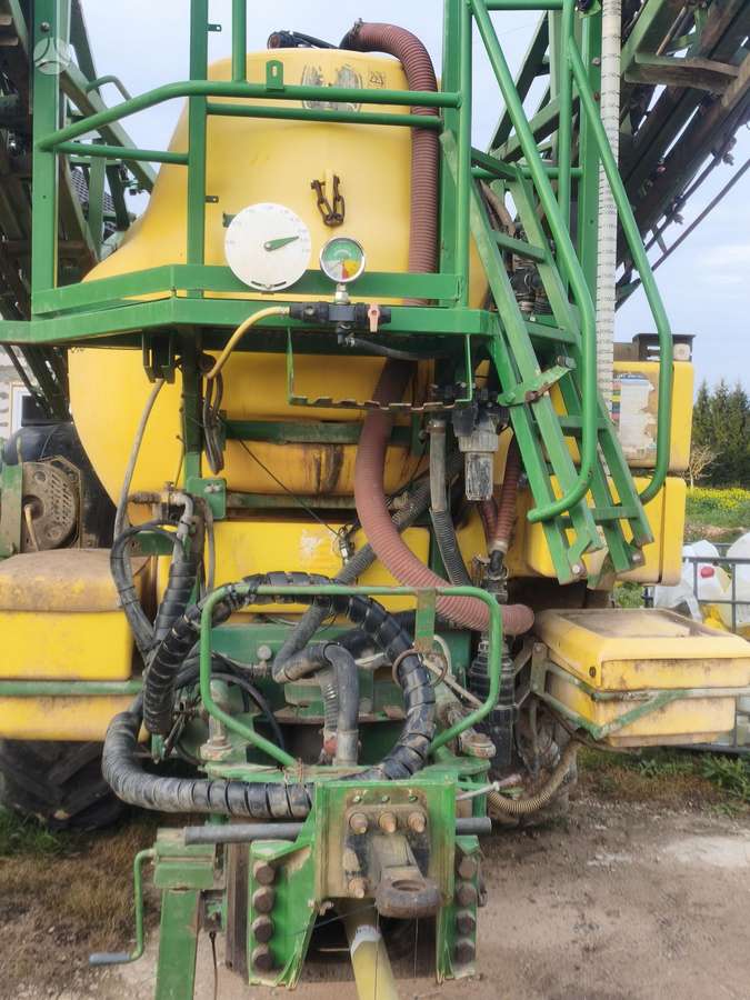 John Deere 840, разбрызгиватели