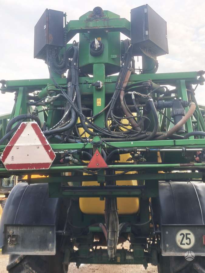 John Deere 840, разбрызгиватели