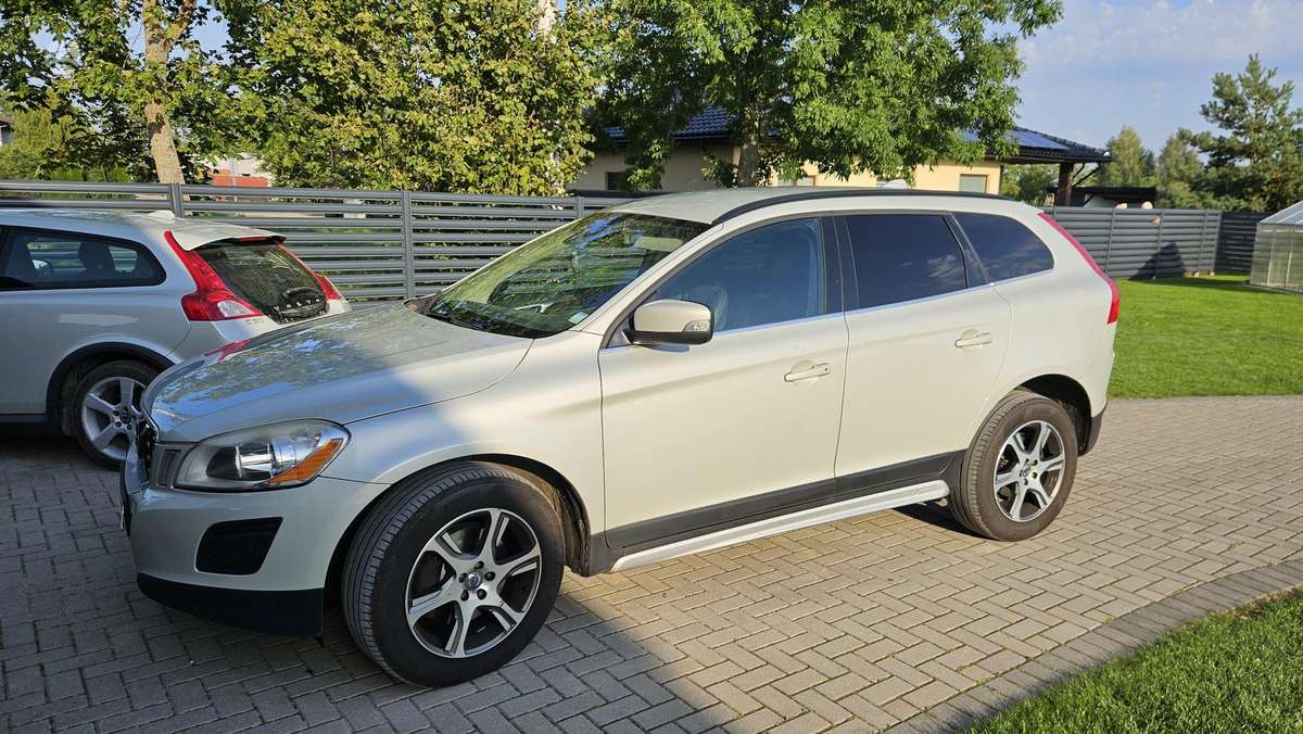 Volvo XC60, 2.0 l., off-road / crossover