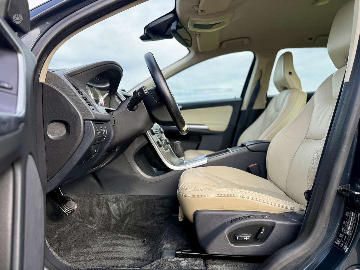 Volvo XC60, 2.4 l., off-road / crossover