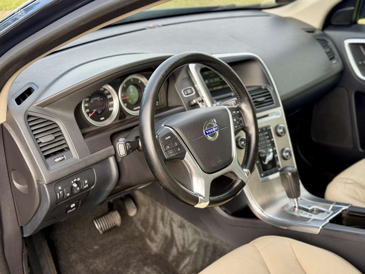 Volvo XC60, 2.4 l., off-road / crossover