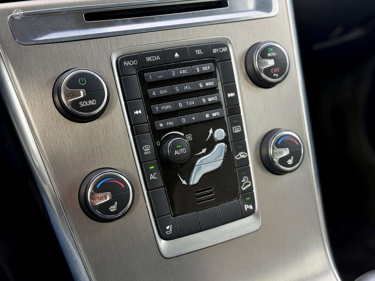Volvo XC60, 2.4 l., off-road / crossover