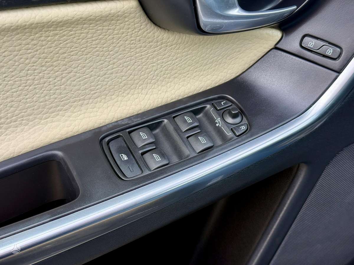 Volvo XC60, 2.4 l., off-road / crossover
