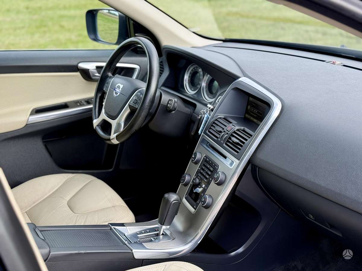 Volvo XC60, 2.4 l., off-road / crossover