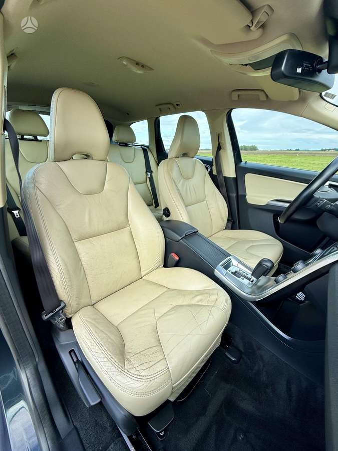 Volvo XC60, 2.4 l., off-road / crossover