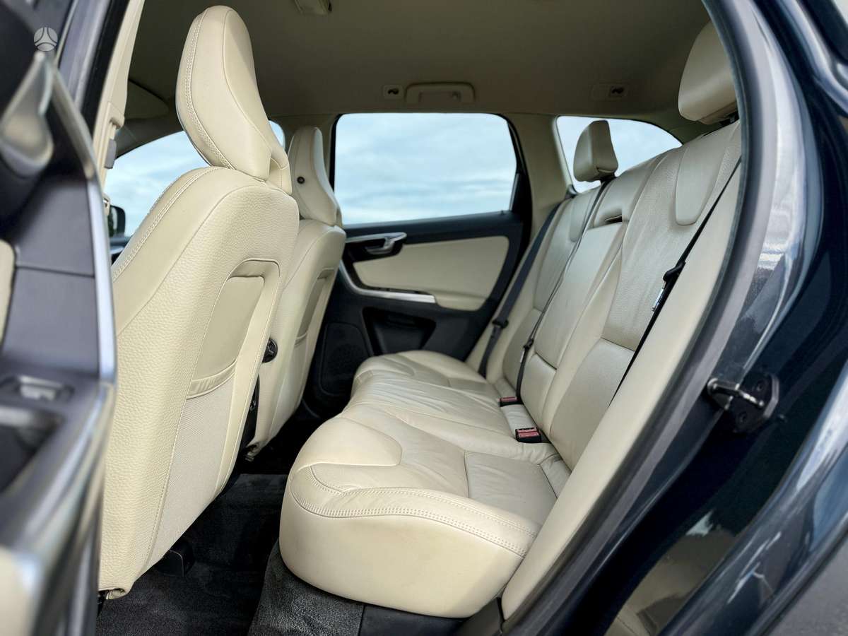 Volvo XC60, 2.4 l., off-road / crossover