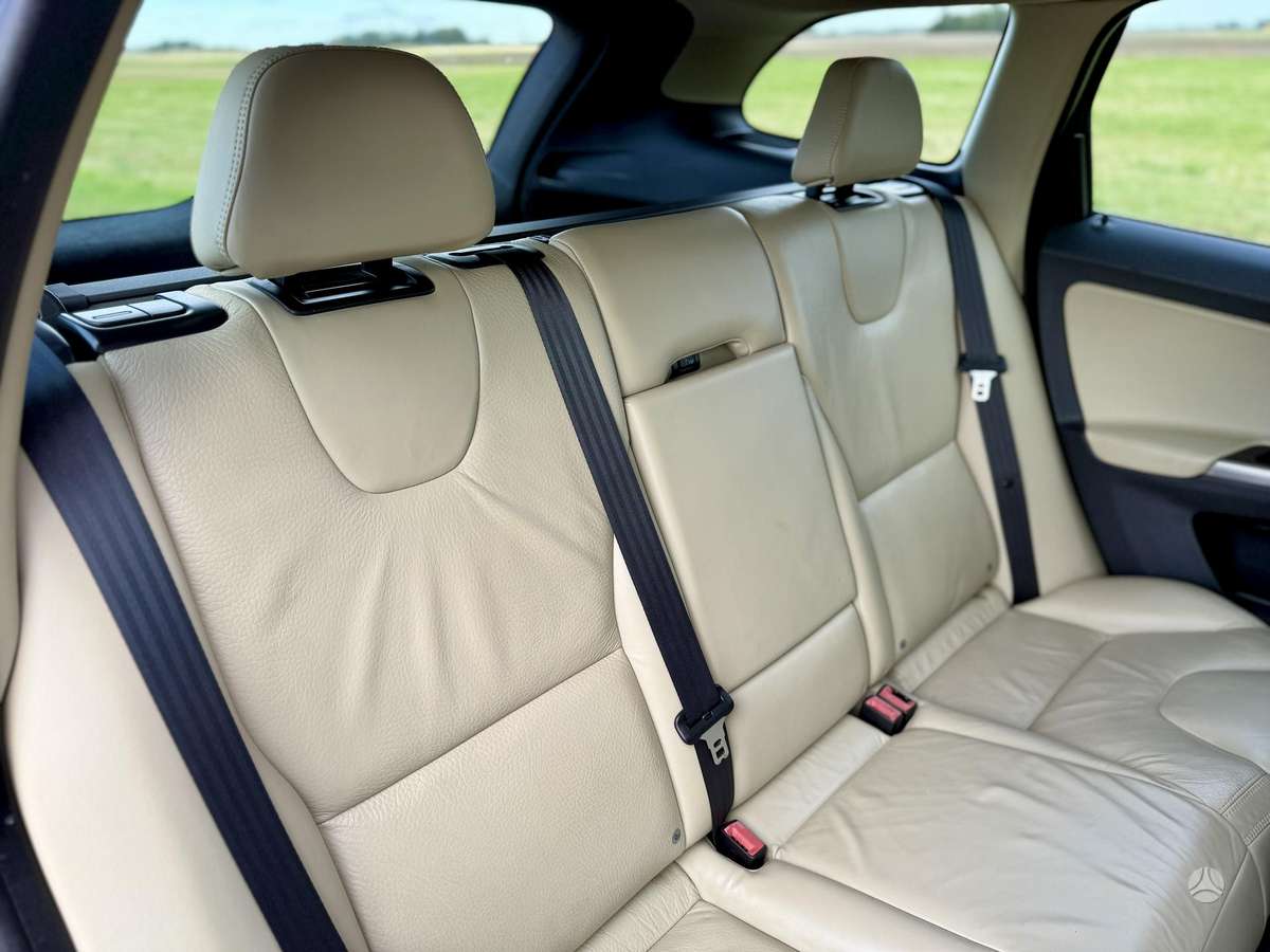 Volvo XC60, 2.4 l., off-road / crossover