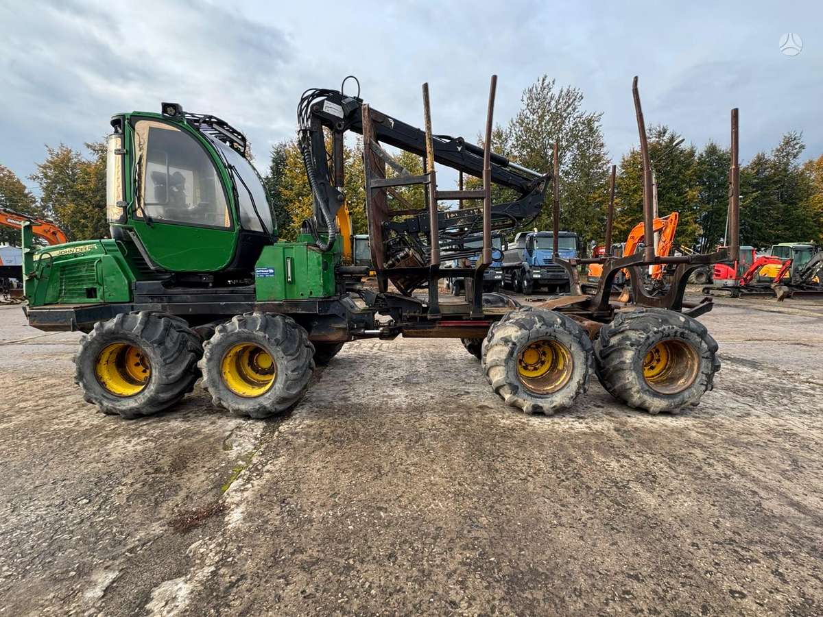 John Deere 810 E, koksnes transportieri