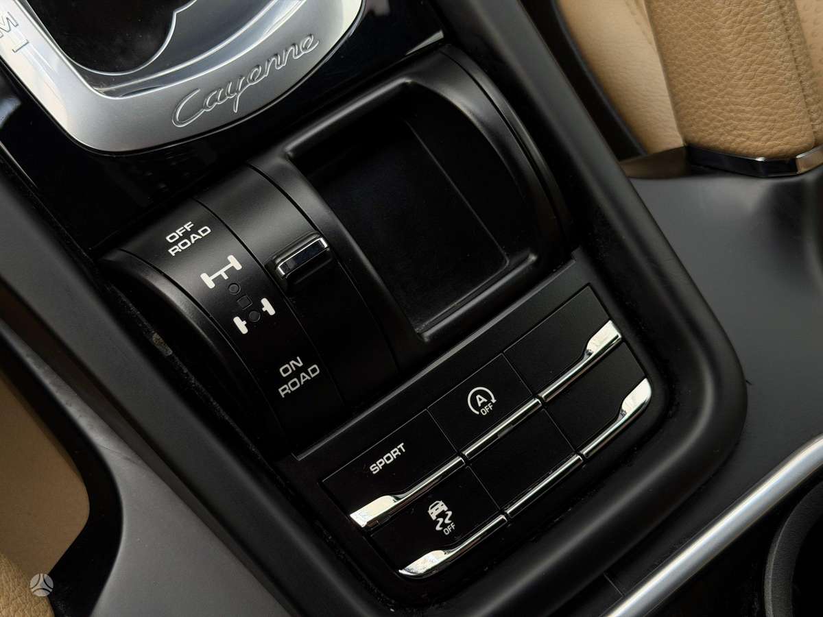 Porsche Cayenne, 3.0 l., off-road / crossover