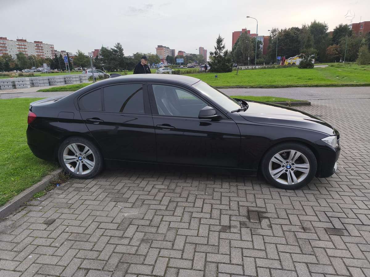 BMW 320, Седан