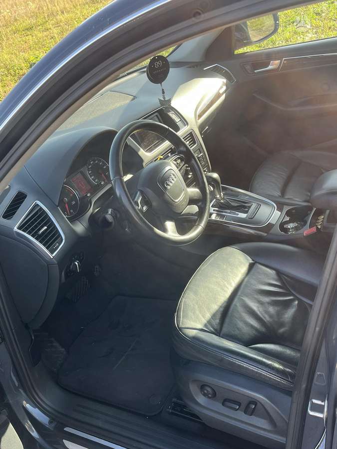 Audi Q5, 3.2 l., off-road / crossover