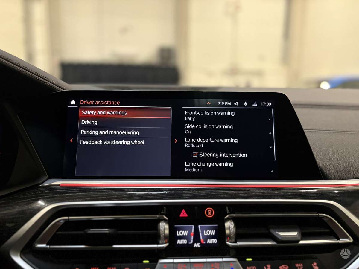 BMW X7, 3.0 l., off-road / crossover