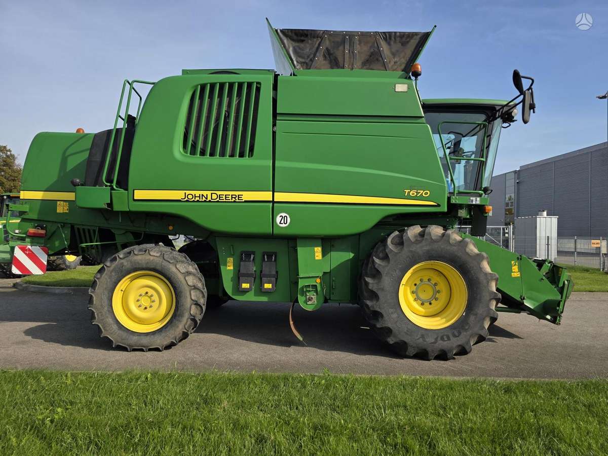 John Deere T670, combine harvesters