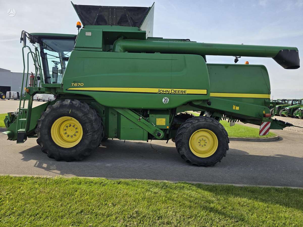 John Deere T670, kombainai