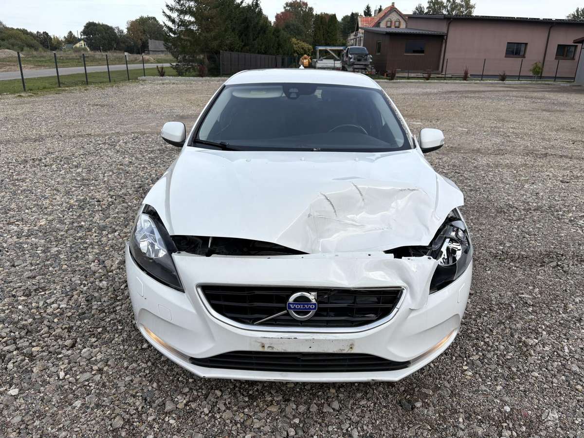 Volvo V40, 1.6 l., hatchback