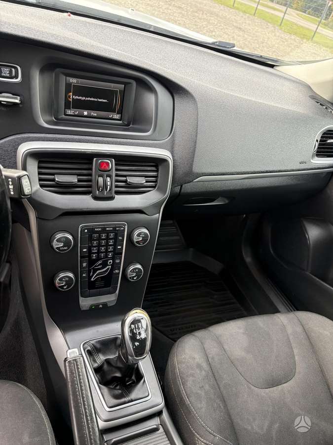 Volvo V40, 1.6 l., hatchback