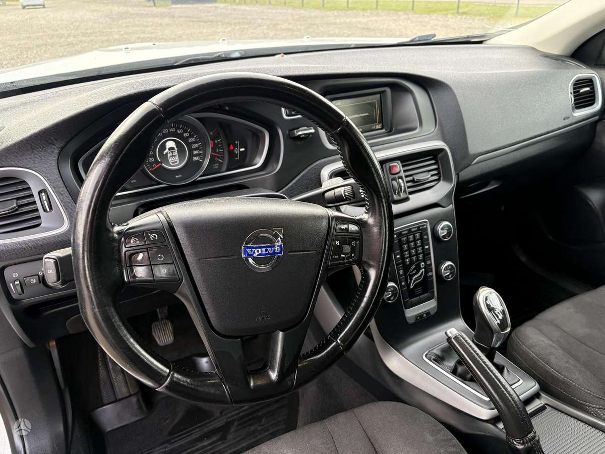 Volvo V40, 1.6 l., hatchback