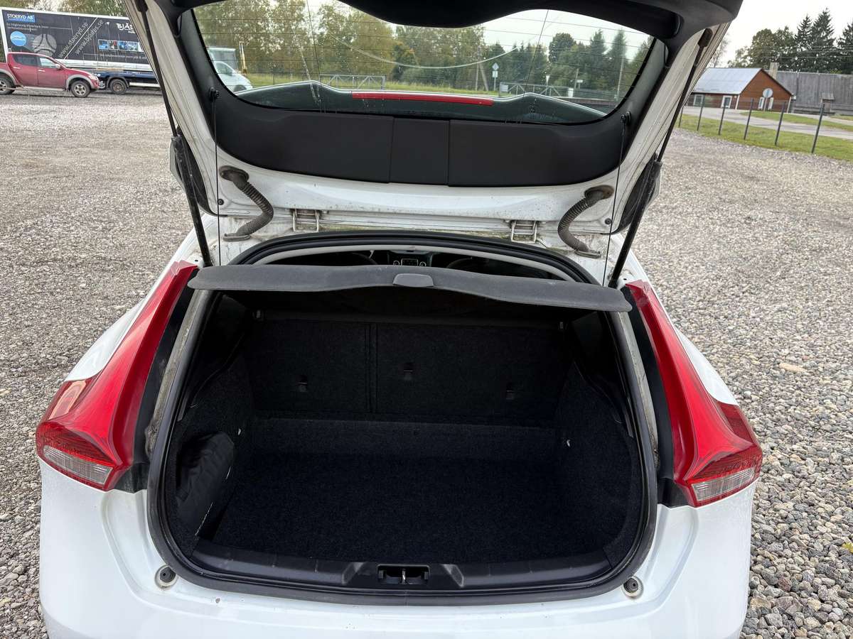 Volvo V40, 1.6 l., hatchback