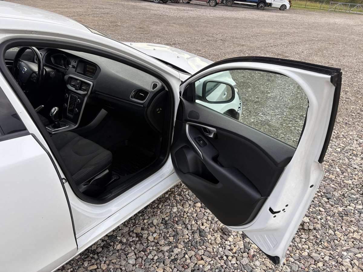 Volvo V40, 1.6 l., hatchback