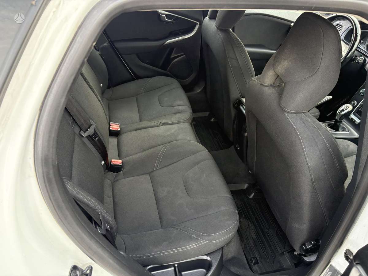 Volvo V40, 1.6 l., hatchback