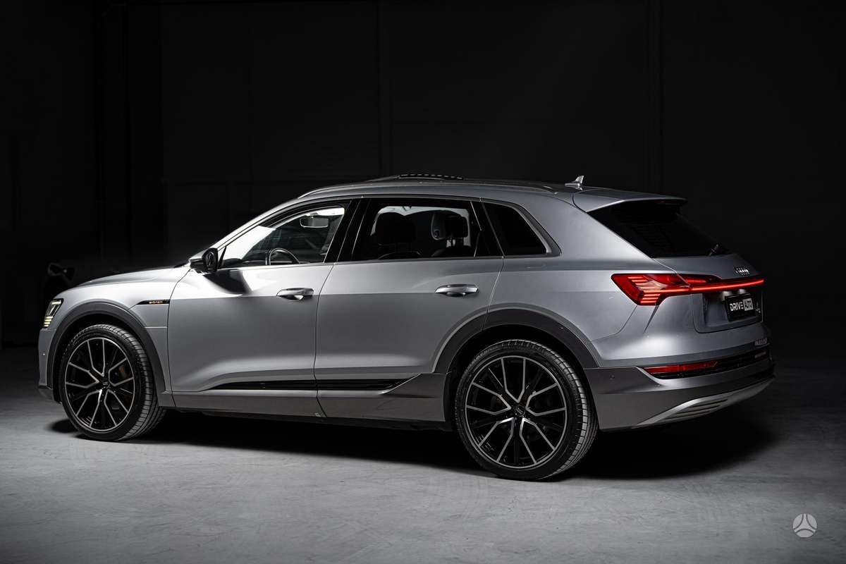 Audi e-tron, 95 kWh, off-road / crossover