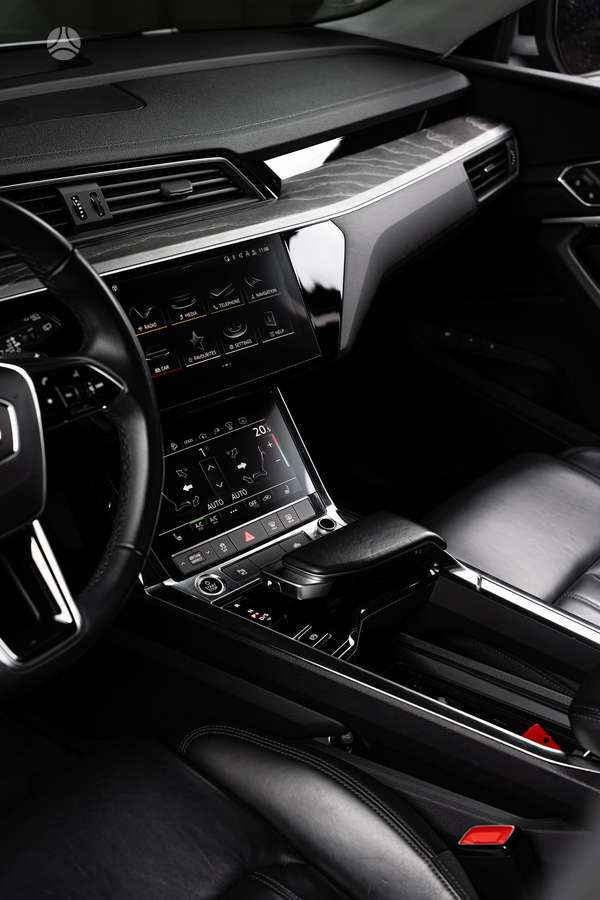 Audi e-tron, 95 kWh, off-road / crossover