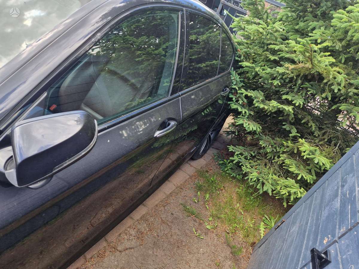BMW 528, Седан