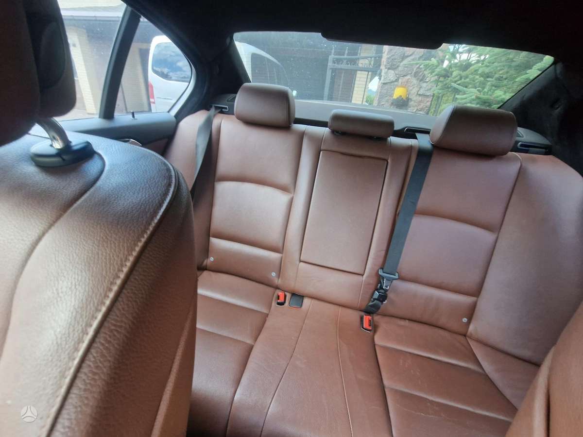 BMW 528, Седан