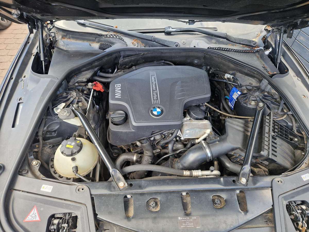 BMW 528, Седан