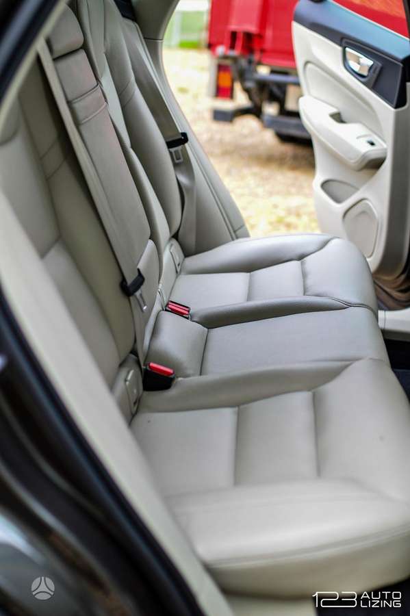 Volvo XC60, 2.0 l., off-road / crossover