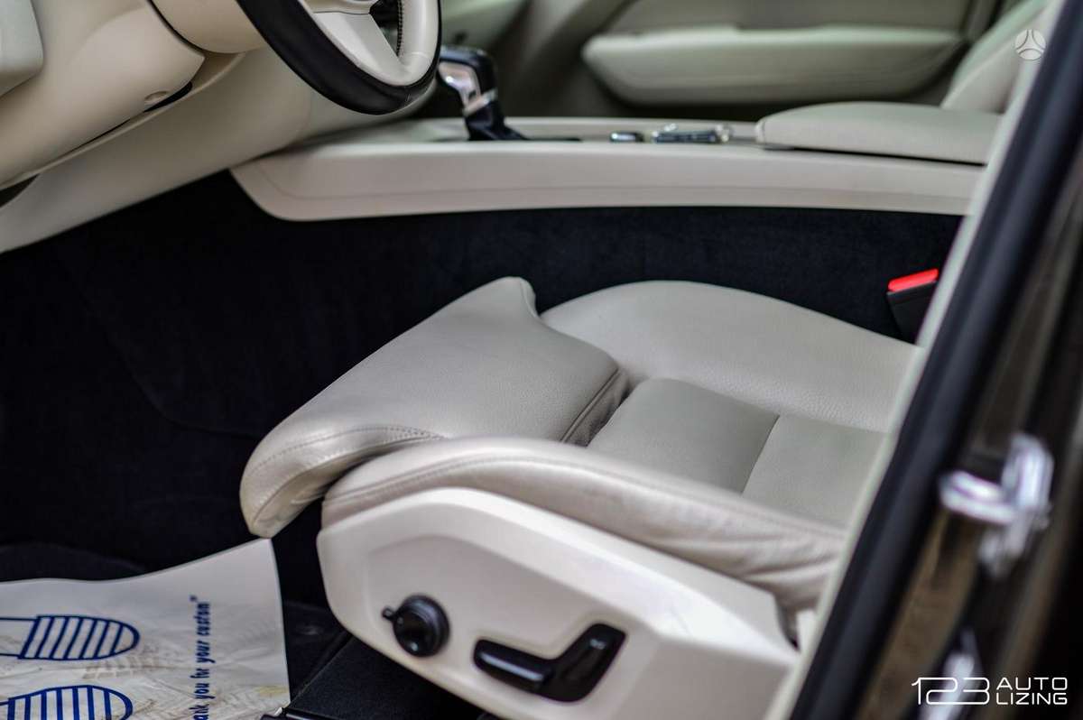 Volvo XC60, 2.0 l., off-road / crossover