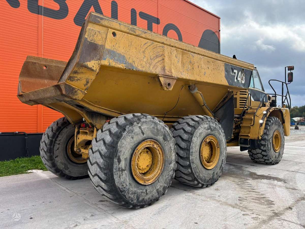 Caterpillar 740 6x6, самосвалы