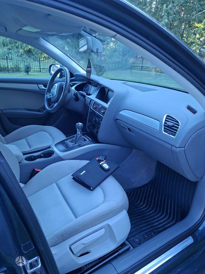 Audi A4, universalas