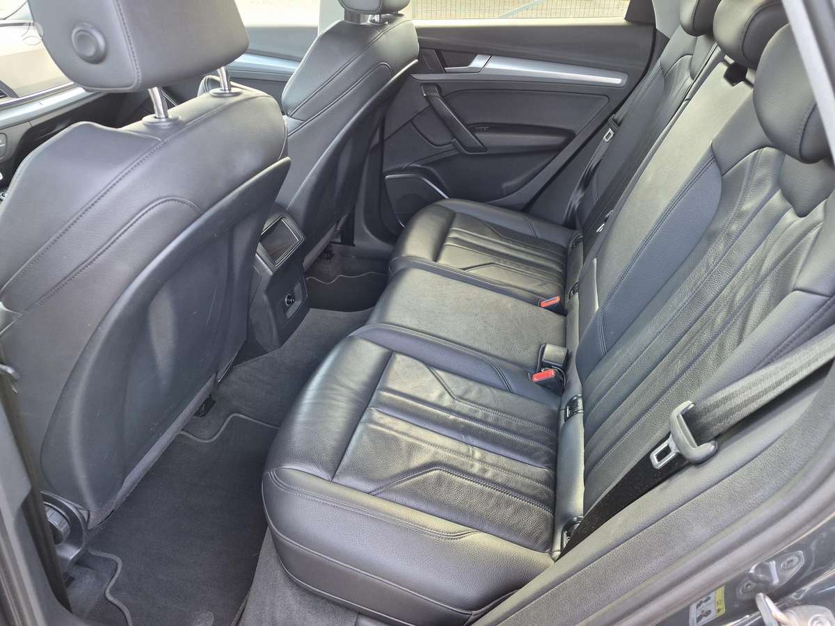 Audi Q5, 2.0 l., off-road / crossover